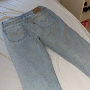 Levi’s jeans  - Hej, säljer dessa jätte fina jeans ifrpn Levi’s. Säljer pga att dem är lite för små, jeansen är lågmidjade bootcut.💗