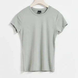 Soft touch top  - Säljer denna tröja då den aldrig kommit till användning! Det står ingen storlek men skulle gissa på att de är xs. Hör av dig om du vill ha flera bilder😊