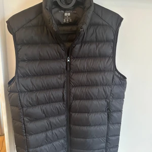 Uniqlo väst - Skick 8.5/10, använd men inga defekter.