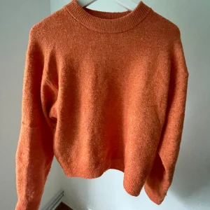 Orange tröja🧡🧡🧡 - Säljer min orangea stickade tröja, supermysig🧡🧡🧡Storlek S men passar också M!!! Har en defekt (se bild), sydde ett hål men det är inget man tänker på❤️