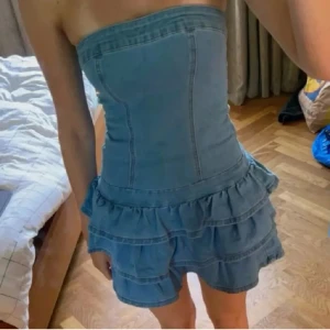Jean klänning - LÅNADE BILDER!! Jeans klänning i storlek S som är jätte stretchig, passar mig som är xs-s men skulle lätt kunna passa en M. Super fin men har inte kommit till andvädning och har prislapp kvar💕