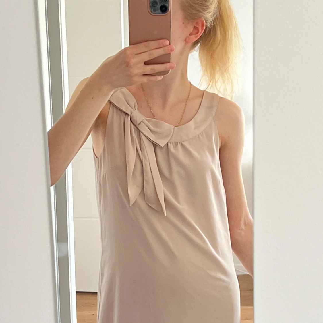 Rosa klänning med rosett  - 90