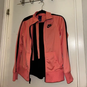 Nike dress till barn - Nike dress till barn, liten fläck längst ner vid ärmen och där bak men inget som syns, vet ej om det går bort i tvätten, storlek 146-152 (13-14 år)