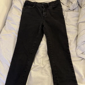Svarta jeans  - Svarta jeans från Vero Moda. Sparsamt använda. Storlek s, längd 30. 