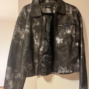 Skin jacka  - Storlek xi men upplevs som L/M 
