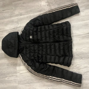 Addidas jacka  - Jag säljer nu min adidas jacka då den inte passar längre det är storlek S på den. Har inte använt på ett tag då den har blivit för liten. Priset är inte hugget i sten så kom med ett bud så blir den säkert din 