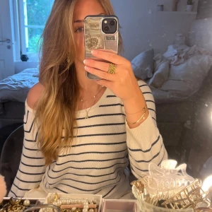 RANDIG TRÖJA🤩 - Jag säljer en dö snygg stickad tröja. Jättefint sick och unik tröja. Köpt för flera år sedan. Storlek L men passar mer som en S, XS