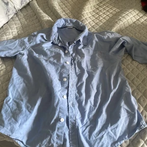 Skjorta  - Den här skjorta är helt ny sitter jätte bra på storlek xs 