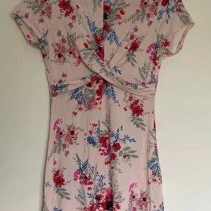 Blommönstrat klänning  - Blommönstrat klänning figursydd i storlek M. Fint skick. 