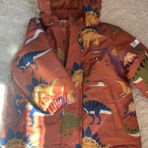 Vacker vår jacka i st 92☀️☺️💗 - Jackan är helt ny! Jackan är vattentålig och fodrad så den är perfekt till vår & höst!