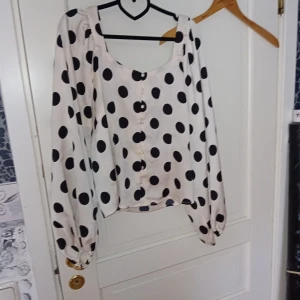 Snygg topp - Säljer denna fina toppen storlek M / L den är i nyskick finns inget att anmärka på.  