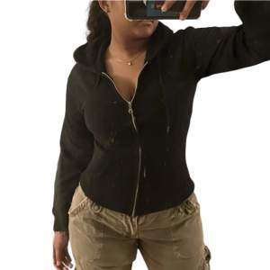 Svart zip up hoodie från Gildan, bra skick storlek small