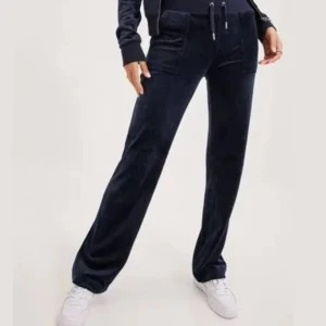 Juicy couture  - INTRESEKOLL !!! på mina fina mörkblå juicy byxor 💙 fint skick , skriv privat för egna bilder 💙köpta för ca 1200kr  säljer vid bra pris lämna gärna pris förslag 