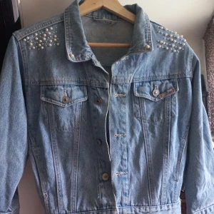 Vintage denim jacket - Used once, mint condition Will fit both S and M