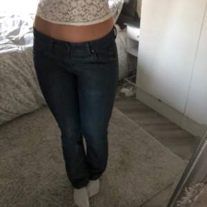 Blå jättesnygga lågmidjade jeans. Jag är 173cm lång💞