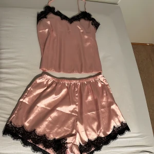 Rosa satin set spets - Köpt från shein för ca 1,5 år sen och har aldrig kommit till användning.