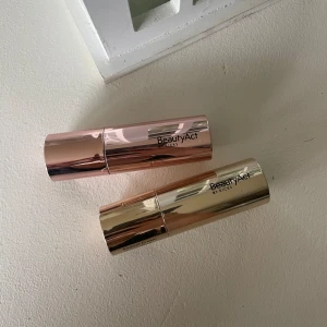 Beauty act blush/rouge stick och highlighter stick - Säljer dessa två krämprodukterna från beautyact. Det är ett kräm rouge/blush och en krämhighlighter. Se färgerna på bild två och tre. De är otroligt fina och lättutblandade. De är endast testade på händerna. 🤩 En för 135 och båda för 250. 
