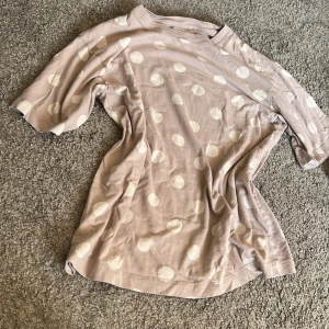 Fin rosa pyjamas med vita prickar - Jätte skön pyjamas med ett prickigt mönster🩷🤍 är i bra skick❣️