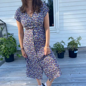 Somrig klänning från NA-KD!  - Söt somrig klänning från NA-KD! Jag använder den aldrig längre då den inte är min stil längre! (säljer även en likadan i en annan färg)