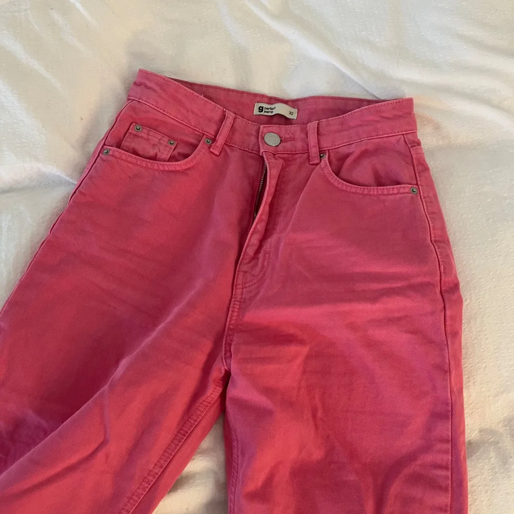 Rosa högmidjade jeans från Gina tricot. Storlek 32. Jeans & Byxor.