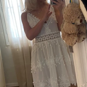 Vit broderad klänning från bymalina - Vit klänning från bymalina i storlek M🌸