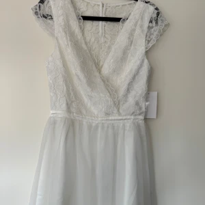 Vit klänning - Helt oanvänd, säljer för att jag aldrig använde den till studenten🤍 Prislappen kvar, köpt på Bubbleroom 
