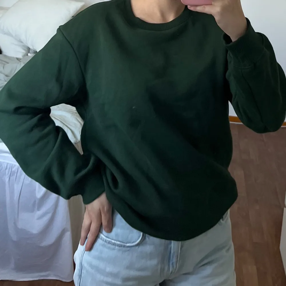 Sweatshirt ifrån h&m i bra skick. Tröjan är i herrstorlek. 💚. Tröjor & Koftor.