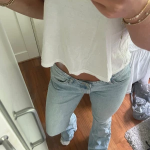 Ljusblå jeans - Lågmidjade ljusblå jeans ifrån zara