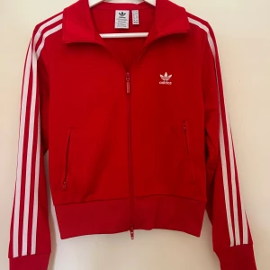 Adidas originals kofta - Säljer nu denna Adidas originals kofta då jag aldrig använt den. Den är i nyskick och därför säljer jag den för 300kr! Den är storlek 38/M men passar mig som är storlek xs/s