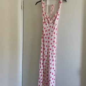Blommig slipklänning - Blommig slipklänning i storlek XS