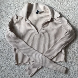 Långärmad - Tajt kort långärmad tröja. Knappt använt bra skick