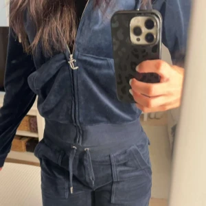 Juicy sett mörklblå - Mörkblått juicy sett! Jättefint skick. Passar perfekt på mig som är 165. Tröjan-xs  Byxor-S. 