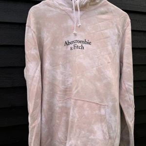Rosavit hoodie - Bra skick, herrhoodie i storlek M. Tiedyed med ljusrosa. Ser ut som rosa moln😁