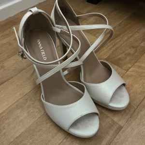 Klackskor  - Vitglittriga klackskor, nyskick 🤍 nypris. 400kr