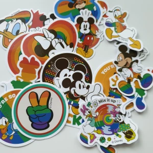 20st regnbågsfärgad musse pigg, mimmi, kalle anka, Disney klistermärken/stickers  - Klistermärken/stickers Motiv: musse pigg, Mimmi, kalle anka, kajsa  Antal: 20st Skick: ny/oanvänd  Kul att använda till pyssel, scrapbooking och annat.