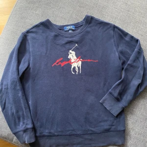 Ralph Lauren sweatshirt marinblå - Storlek 10-12 år marinblå, köpt på Johnells  i Norrköping. Använd men i fint skick. 
