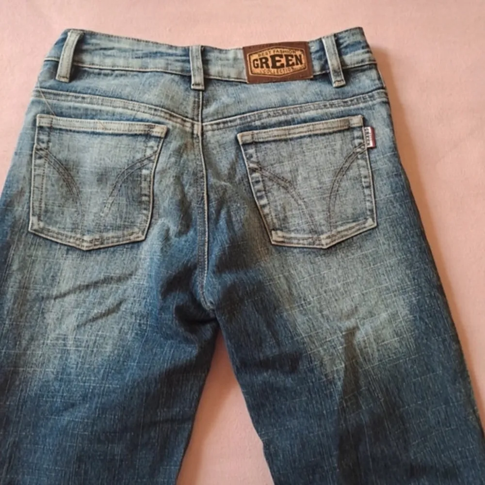 Säljer dessa fina jeans som jag inte använder. Står att det är storlek 28 men skulle säga att den passar som en S. Jättebra skick och inga defekter!. Jeans & Byxor.