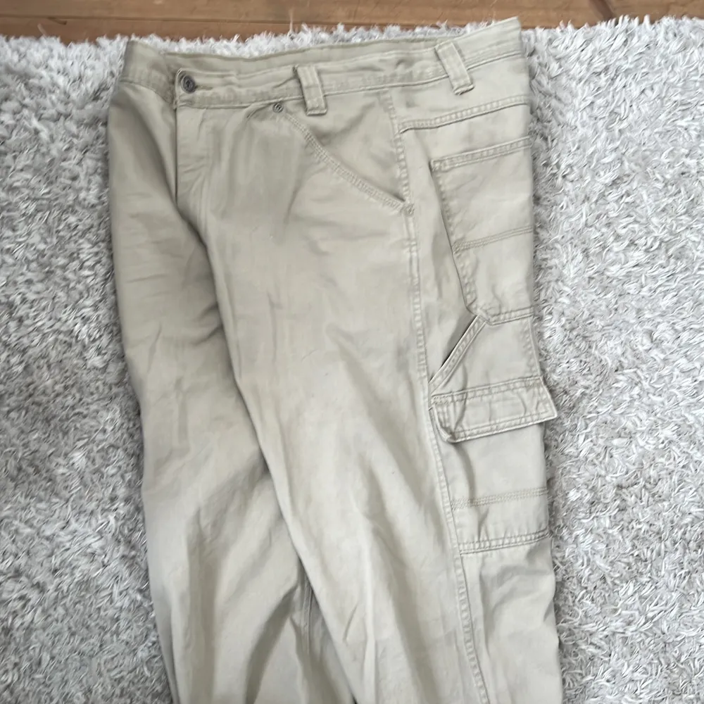 4 par baggy jeans av olika märken (Dickies, HM, Junkyard, Wrangler) De är i bra skick och passar mellan 170-180 (skriv för exakta storlekar) HM mörkblå- 100kr Dickies beige- 250kr Junkyard blå- 250kr Wrangler gräddvit- 150kr Alla- 650kr. Jeans & Byxor.