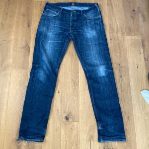Lee Daren - Lee Daren i storlek W36 L36. Skicket är överlag bra men de har lite heelbite. Riktigt snygg wash