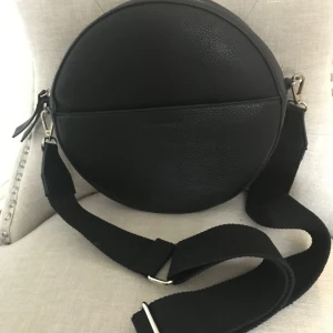 Cardin Wester väska - Svart väska ifrån carin wester i nyskick! Så snygg men används tyvärr inte längre! Bara att höra av dig om du funderar på nåt eller är intresserad!