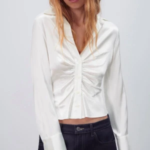 Skjorta  - Pärlvit skjorta!! Använd Max 2 gånger. Inga defekter.  ❤️❤️