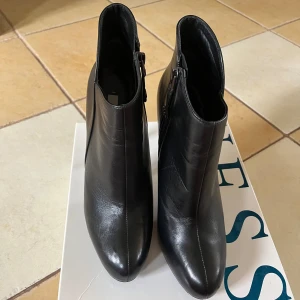 Klackar - Här har vi ett par klackar i strl 40. Materialet är skinn och klackens höjd är 12 cm. Skorna är inte använda så mycket och därav inte så värst slitna. Kom privat om ni har några funderingar! 💕