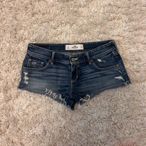 Lågmidjade jeans shorts  - Så fina jeans shorts från Hollister, strl S, W26💓 Skriv privat vid frågor eller intresse och kolla gärna in mina andra annonser 