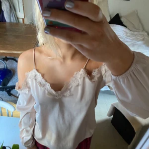 Vacker ljusrosa blus - Underbar plus med spets