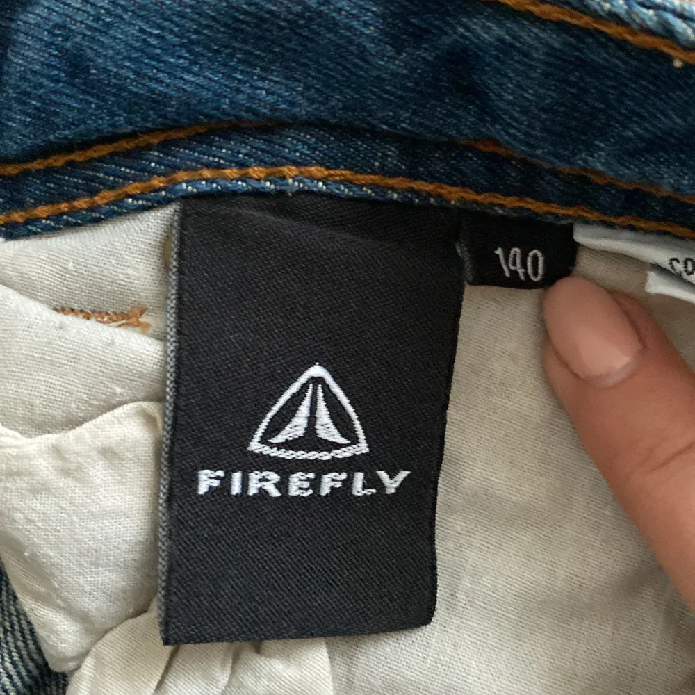 Jeansshorts från Firefly i storlek 140. Shorts.