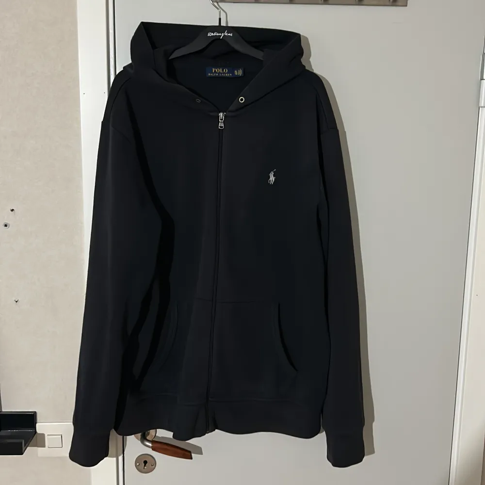 Hej säljer denna feta ralph lauren hoodie i topp skick använd några gånger men inga synliga skavanker. Köpt i butik för 1800kr. Skriv vid fundering. Pris kan diskuteras 🤝🙂. Hoodies.