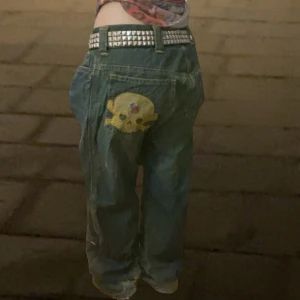Stora byxor med döskalle på baksidan - Jätte coola baggy byxor med en döskalle på baksidan, de har lite gul/blå/grå altig färg villket ser coolt ut. De har tyvärr lite heelbite men de syns inte alls när man ahr på sig dem💖