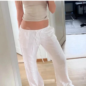 Lågmidjade Linnebyxor  - Lågmidjade Linnebyxor från Gina tricot i XS petite ( passar någon som är 160 eller kortare ) 