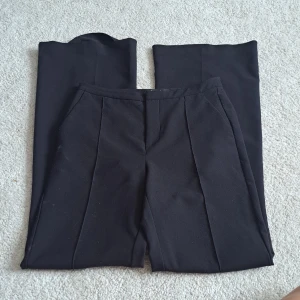 Kostymbyxor  - Intressekoll på mina supersnygga kostymbyxor! Dom är knappt använda för att när jag köpte dom va dom lite för stora.