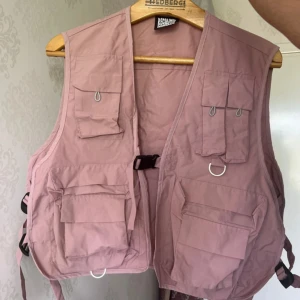 Väst med fickor  - I väldigt bra skick och ser finare ut i verkligheten 